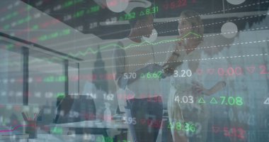 Çeşitli iş kadınlarının finansal veri işleme görüntüsü. Küresel iş, finans, hesaplama ve veri işleme kavramı dijital olarak oluşturulmuş görüntü.