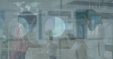 İstatistiksel veri işleme resmi. Ofisteki kutulardan eşyaları çıkaran iki farklı kadın üzerinde. Taşıma ve taşıma kavramı