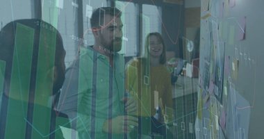 Ofisteki çeşitli iş adamlarıyla ilgili finansal veri işleme resmi. Küresel iş, finans, bilgisayar ve veri işleme kavramı dijital olarak oluşturulmuş görüntü.