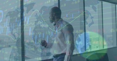 Modern bir ofiste çalışan profesyonel bir işadamı şehir manzarasına yavaş çekimde bakıyor. Sahne, grafikleri ve numaraları değişen bir borsa ekran panosuna geçer. küresel iş veri işleme ve dijital arayüz kavramı.
