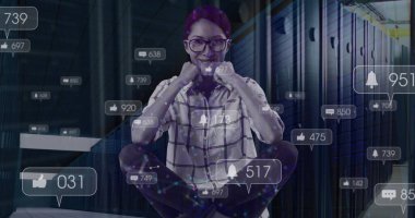 Bilgisayar sunucu odasına gülümseyen melez bir kadının sosyal medya simgeleri. Sosyal medya ağı ve iş veri depolama teknolojisi kavramı