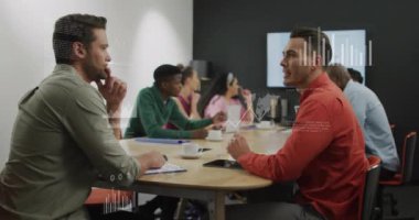 Veri işleme ve diyagramlarının animasyonu ofiste iş tartışan çeşitli meslektaşlar üzerine. Teknoloji, iş ve dijital arayüz kavramı dijital olarak oluşturulmuş video.