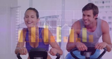 Beyazların spor salonunda egzersiz yapması üzerine finansal veri işleme animasyonu. Küresel spor, aktif yaşam tarzı, bağlantılar, hesaplama ve veri işleme kavramı dijital olarak oluşturuldu.