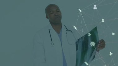 X-ray 'i tutan melez erkek doktorun üzerindeki ikonlarla olan bağlantıların animasyonu. Teknoloji, tıp ve dijital arayüz kavramı dijital olarak oluşturulmuş video.