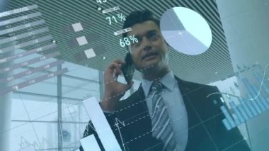 Akıllı telefon kullanan iki ırklı iş adamının finansal veri işleme animasyonu. Küresel iş, finans, iletişim ve dijital arayüz kavramı dijital olarak oluşturulmuş video.