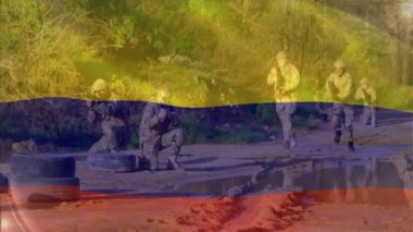 Kolombiya bayrağı, tüfeklerle koşan çeşitli askerlerin üzerinde. Vatanseverlik, askeri ve dijital arayüz kavramı dijital olarak oluşturulmuş video.
