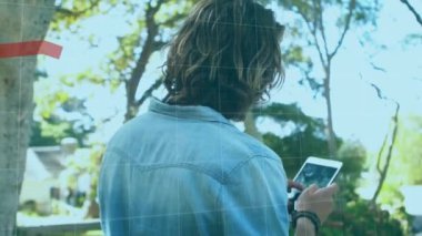 Akıllı telefon kullanan beyaz adamın diyagramlarının animasyonu. Teknoloji, iş ve dijital arayüz kavramı dijital olarak oluşturulmuş video.