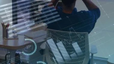 Ofiste dinlenen beyaz adamın veri işleme ve diyagramlarının animasyonu. Teknoloji, iş ve dijital arayüz kavramı dijital olarak oluşturulmuş video.