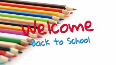 Beyaz arka plandaki kalemler üzerinden okula dönüş metninin animasyonu. Teknoloji, eğitim ve dijital arayüz kavramı dijital olarak oluşturulmuş video.