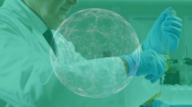 Laboratuvarda deney yapan beyaz erkek bilim adamı üzerinden dünya ile bağlantı ağının animasyonu. Teknoloji, bilim ve dijital arayüz kavramı dijital olarak oluşturulmuş video.