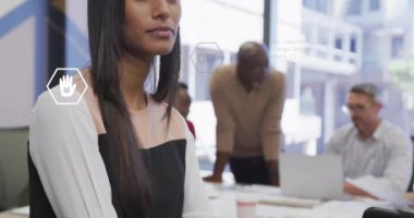 Farklı meslekdaşların ofiste konuştuğu ekoloji ikonları ve veri işleme animasyonları. Teknoloji, iş ve dijital arayüz kavramı dijital olarak oluşturulmuş video.