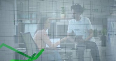 Veri işleme ve diyagramlarının animasyonu ofiste iş tartışan çeşitli meslektaşlar üzerine. Teknoloji, iş ve dijital arayüz kavramı dijital olarak oluşturulmuş video.