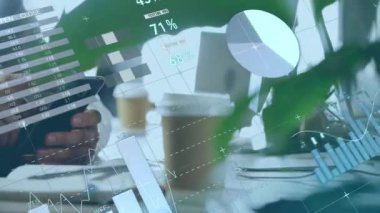 Akıllı telefon kullanan beyaz iş adamının finansal veri işleme animasyonu. Küresel iş, finans, iletişim ve dijital arayüz kavramı dijital olarak oluşturulmuş video.