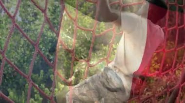 Çeşitli askerler üzerinde İtalya bayrağının canlandırılması. Vatanseverlik, silahlı kuvvetler, savunma ve savaş konsepti dijital olarak oluşturulmuş video.