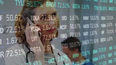 Akıllı telefondan konuşan beyaz kadın doktor üzerinde borsa ve diyagramların animasyonu. Teknoloji, iş ve dijital arayüz kavramı dijital olarak oluşturulmuş video.