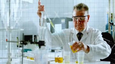 Deney yapan beyaz erkek bilim adamı üzerine matematiksel denklemlerin animasyonu. Teknoloji, bilim ve dijital arayüz kavramı dijital olarak oluşturulmuş video.