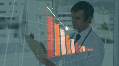 Veri işleme ve diyagramlarının animasyonu elinde dosya tutan beyaz erkek doktor üzerinde. Teknoloji, tıp ve dijital arayüz kavramı dijital olarak oluşturulmuş video.