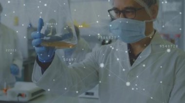 Laboratuvardaki beyaz erkek bilim adamı üzerinden veri işleme ve bağlantı ağının animasyonu. Teknoloji, bilim ve dijital arayüz kavramı dijital olarak oluşturulmuş video.