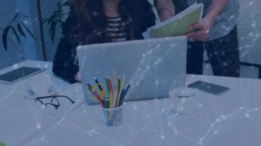 Kafkasyalı meslektaşların ofiste konuştuğu ağ bağlantılarının animasyonu. Teknoloji, iş ve dijital arayüz kavramı dijital olarak oluşturulmuş video.