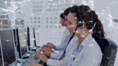 Ofisteki telefon kulaklığı kullanan Kafkasyalı meslektaşlar üzerinden bağlantı ağının animasyonu. Teknoloji, iş ve dijital arayüz kavramı dijital olarak oluşturulmuş video.