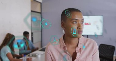 Ofiste çalışan çeşitli meslektaşlar üzerinde ekoloji ikonlarının canlandırılması. Teknoloji, iş ve dijital arayüz kavramı dijital olarak oluşturulmuş video.