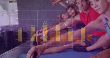 Beyazların spor salonunda egzersiz yapması üzerine finansal veri işleme animasyonu. Küresel spor, aktif yaşam tarzı, bağlantılar, hesaplama ve veri işleme kavramı dijital olarak oluşturuldu.