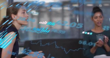 Toplantıda farklı iş adamlarının borsa ve diyagramlarının animasyonu. Teknoloji, iş ve dijital arayüz kavramı dijital olarak oluşturulmuş video.