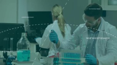 Kafkas bilim adamlarının laboratuvarda çalıştığı veri işleme animasyonu. Teknoloji, bilim ve dijital arayüz kavramı dijital olarak oluşturulmuş video.