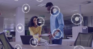 Muhtelif meslekdaşların ofiste konuşmaları üzerine iş simgelerinin canlandırılması. Teknoloji, iş ve dijital arayüz kavramı dijital olarak oluşturulmuş video.