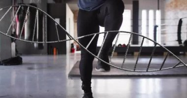 Animasyon DNA 'sı, spor salonunda atlayan melez bir adamın ipinin üzerindeydi. Spor ve dijital arayüz konsepti dijital olarak oluşturulmuş video.