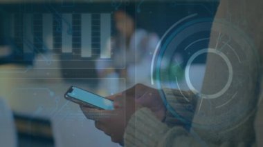 Akıllı telefon kullanan iki ırklı iş kadınının taranması animasyonu. Teknoloji, iş ve dijital arayüz kavramı dijital olarak oluşturulmuş video.