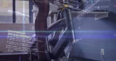 Afrika kökenli Amerikan erkek bisikletinin spor salonunda finansal veri işleme animasyonu. Küresel spor, aktif yaşam tarzı, iş, bağlantılar, hesaplama ve veri işleme kavramı dijital olarak oluşturulmuş video.