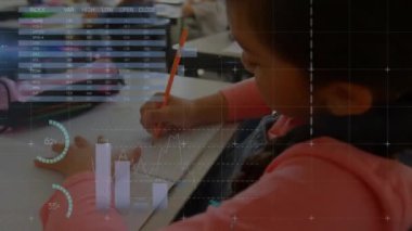 Sınıfta not alan farklı öğrencilerin veri işleme ve diyagramlarının animasyonu. Teknoloji, eğitim ve dijital arayüz kavramı dijital olarak oluşturulmuş video.
