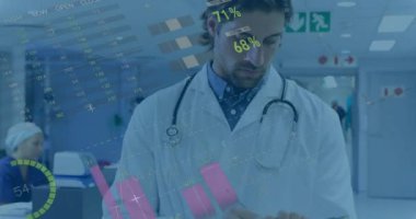 Veri işleme ve diyagramlarının animasyonu elinde dosya olan beyaz erkek doktor üzerinde. Teknoloji, tıp ve dijital arayüz kavramı dijital olarak oluşturulmuş video.