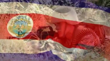 Kafkas askerinin vurulması üzerine Costa Rica bayrağının animasyonu. Vatanseverlik, silahlı kuvvetler, savunma ve savaş konsepti dijital olarak oluşturulmuş video.