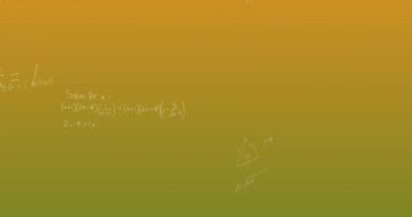 Yeşil arkaplan üzerinde matematiksel denklemlerin animasyonu. Teknoloji, iş ve dijital arayüz kavramı dijital olarak oluşturulmuş video.