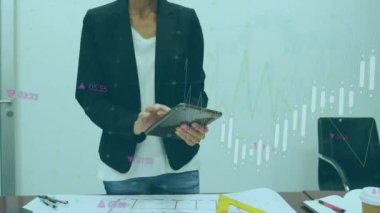 Ofiste tablet kullanan melez kadının veri işleme ve diyagramlarının animasyonu. Teknoloji, iş ve dijital arayüz kavramı dijital olarak oluşturulmuş video.