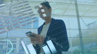 Akıllı telefon kullanan Afro-Amerikan iş kadını üzerinden finansal veri işleme animasyonu. Küresel iş, finans, iletişim ve dijital arayüz kavramı dijital olarak oluşturulmuş video.