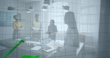 Veri işleme ve çeşitli meslektaşların ofiste konuştuğu diyagramların animasyonu. Teknoloji, iş ve dijital arayüz kavramı dijital olarak oluşturulmuş video.