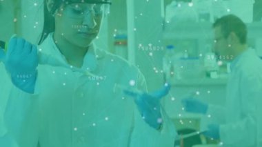 Laboratuvardaki melez kadın bilim adamı üzerinden veri işleme ve bağlantı ağının animasyonu. Teknoloji, bilim ve dijital arayüz kavramı dijital olarak oluşturulmuş video.