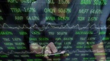 Akıllı telefondan konuşan beyaz adamın borsa ve diyagramlarının animasyonu. Teknoloji, iş ve dijital arayüz kavramı dijital olarak oluşturulmuş video.