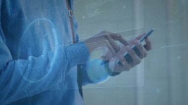 Akıllı telefon kullanılarak melez iş adamının taranması ve veri işlemesinin animasyonu. Teknoloji, iş ve dijital arayüz kavramı dijital olarak oluşturulmuş video.