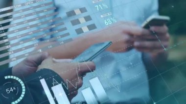 Akıllı telefonlar kullanarak çeşitli meslektaşlar üzerinde finansal veri işleme animasyonu. Küresel iş, finans, iletişim ve dijital arayüz kavramı dijital olarak oluşturulmuş video.