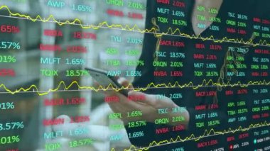 Ofiste akıllı telefon kullanan Kafkas iş kadını yerine diyagramlar ve borsa animasyonları. Teknoloji, iş ve dijital arayüz kavramı dijital olarak oluşturulmuş video.