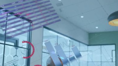 Akıllı telefon kullanan Afro-Amerikan iş adamı üzerinden finansal veri işleme animasyonu. Küresel iş, finans, iletişim ve dijital arayüz kavramı dijital olarak oluşturulmuş video.