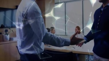 Kafkas iş adamlarının ofiste el sıkışması üzerine dünya animasyonu. Teknoloji, iş ve dijital arayüz kavramı dijital olarak oluşturulmuş video.