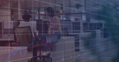 Veri işleme ve diyagramlarının animasyonu ofiste iş tartışan çeşitli meslektaşlar üzerine. Teknoloji, iş ve dijital arayüz kavramı dijital olarak oluşturulmuş video.