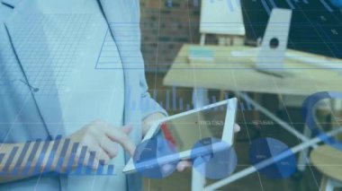 Tablet kullanan beyaz kadının veri işleme ve diyagramlarının animasyonu. Teknoloji, iş ve dijital arayüz kavramı dijital olarak oluşturulmuş video.