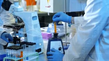 Matematiksel denklemlerin deney yapan beyaz bilim adamları üzerindeki animasyonu. Teknoloji, bilim ve dijital arayüz kavramı dijital olarak oluşturulmuş video.