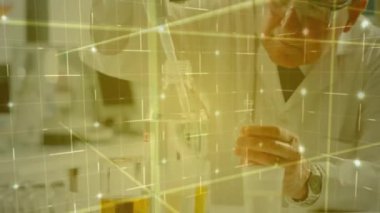Laboratuvarda deney yapan beyaz erkek bilim adamı üzerinden bağlantı ağının animasyonu. Teknoloji, bilim ve dijital arayüz kavramı dijital olarak oluşturulmuş video.